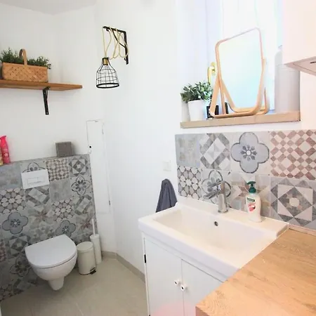 Charming With Big Pool And Ac In أنتيب